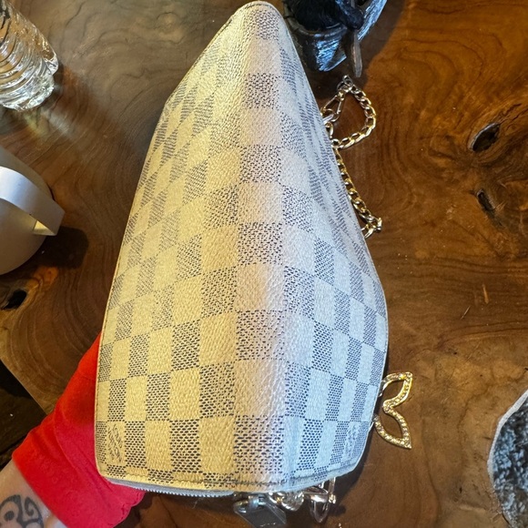 Louis Vuitton
Damier Azur Pattern Coated Canvas
Zippy Wallet - Picture 8 of 16